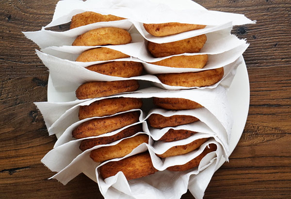 Jednoduchý recept na raňajky: tvarohový syr s farebnou glazúrou