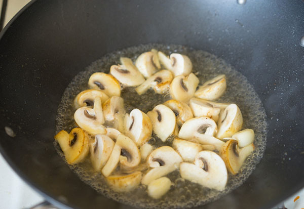 Jednoduchý recept: kurča s hubami v horčicovej smotane
