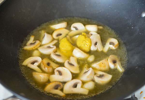 Jednoduchý recept: kurča s hubami v horčicovej smotane