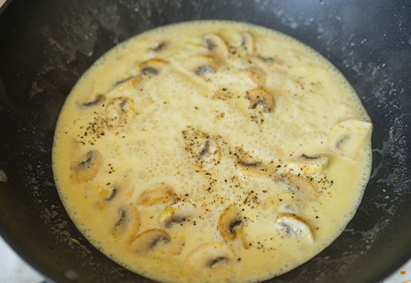 Jednoduchý recept: kurča s hubami v horčicovej smotane