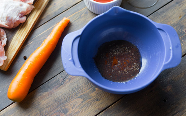 Jednoduchý recept na kuracie v marináde so zeleninovou oblohou