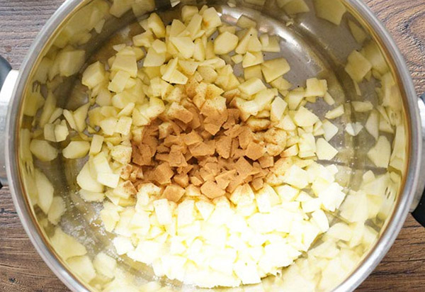 Jednoduchý recept na jablkový koláč so škoricou
