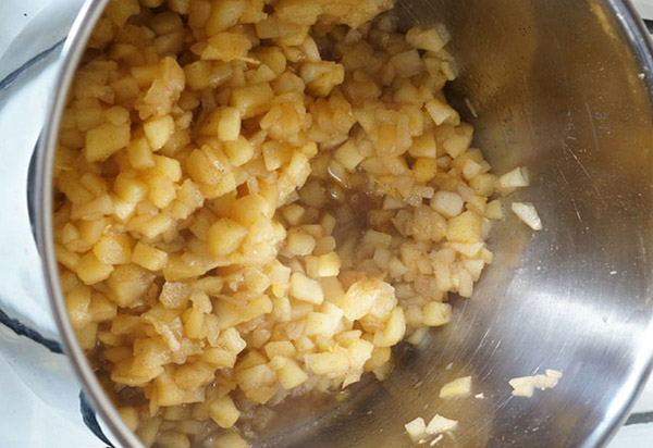Jednoduchý recept na jablkový koláč so škoricou