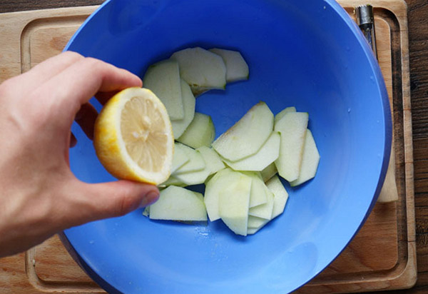 Jednoduchý recept na jablkový koláč so škoricou