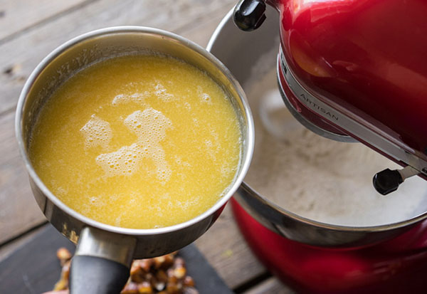 Recept na úžasný krémový medový koláč s dátumami a orechy