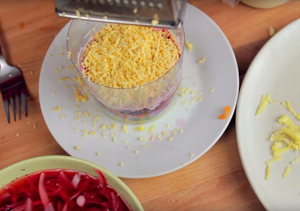 Recept na sleď pod kožuchom na Nový rok doma - klasický, roll, s jablkom krok za krokom