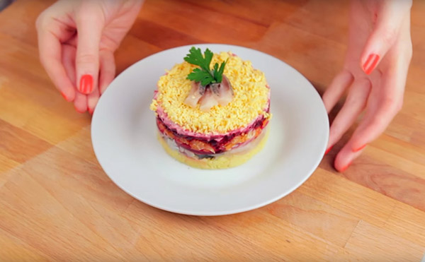 Recept na sleď pod kožuchom na Nový rok doma - klasický, roll, s jablkom krok za krokom