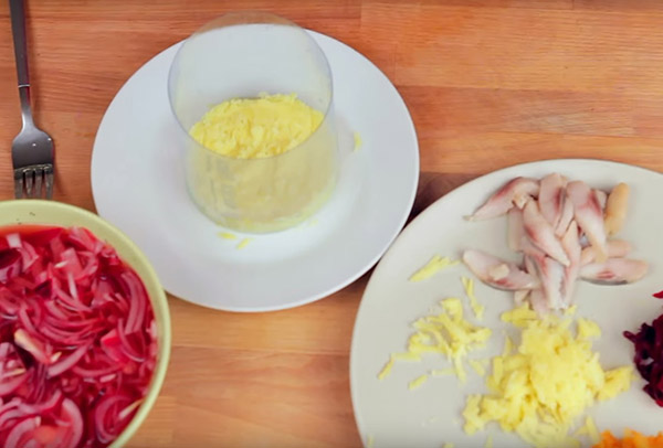 Recept na sleď pod kožuchom na Nový rok doma - klasický, roll, s jablkom krok za krokom