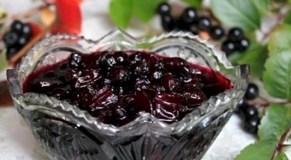 Jam z sliviek a chokeberry