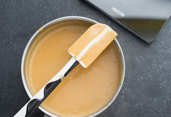 Recept na lahodnú domácu zmrzlinu s karamelom