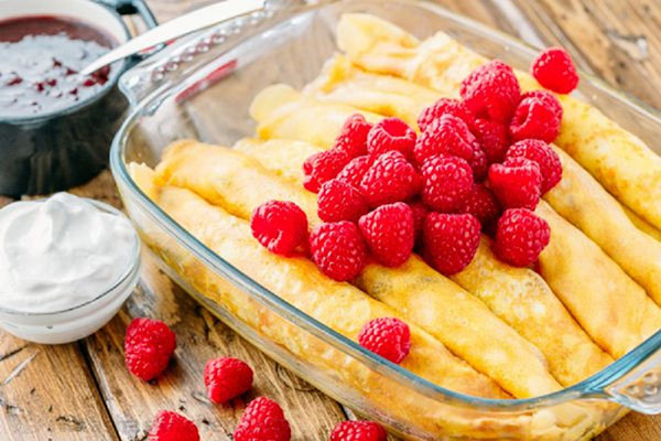 Originálne recepty na palacinky na deň Pancake 2017 krok za krokom s fotografiou: na mlieko, kefír, kvasnice, s náplňou pre každý vkus