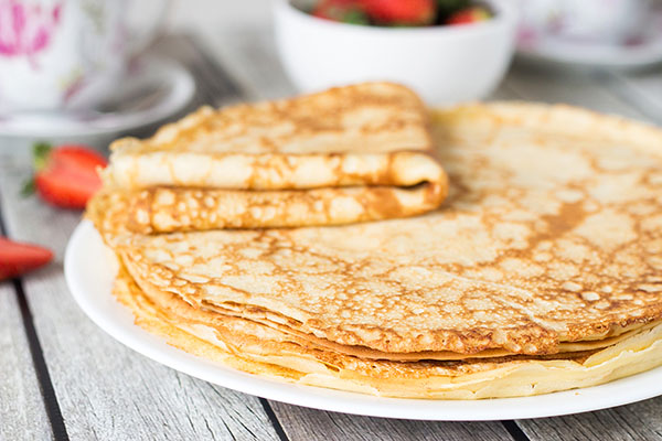 Originálne recepty na palacinky na deň Pancake 2017 krok za krokom s fotografiou: na mlieko, kefír, kvasnice, s náplňou pre každý vkus