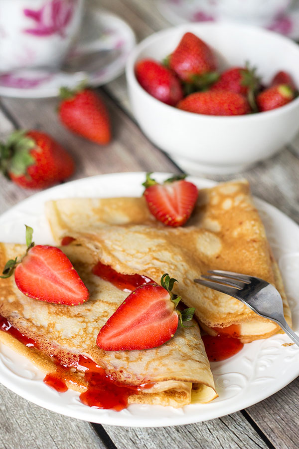 Originálne recepty na palacinky na deň Pancake 2017 krok za krokom s fotografiou: na mlieko, kefír, kvasnice, s náplňou pre každý vkus