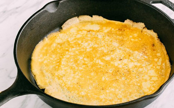 Originálne recepty na palacinky na deň Pancake 2017 krok za krokom s fotografiou: na mlieko, kefír, kvasnice, s náplňou pre každý vkus