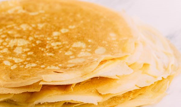 Originálne recepty na palacinky na deň Pancake 2017 krok za krokom s fotografiou: na mlieko, kefír, kvasnice, s náplňou pre každý vkus