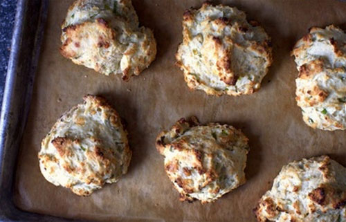 Snacky sušienky s cibuľou a syrom 