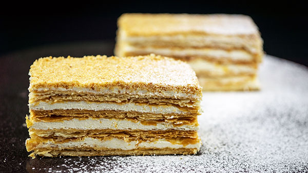 Cake "Napoleon", recepty s fotografiou doma: klasická (sovietská), s pudinkom, s kondenzovaným mliekom, z baflového pečiva