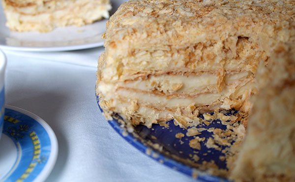 Cake "Napoleon", recepty s fotografiou doma: klasická (sovietská), s pudinkom, s kondenzovaným mliekom, z baflového pečiva