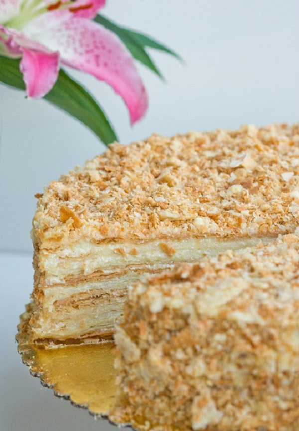 Cake "Napoleon", recepty s fotografiou doma: klasická (sovietská), s pudinkom, s kondenzovaným mliekom, z baflového pečiva
