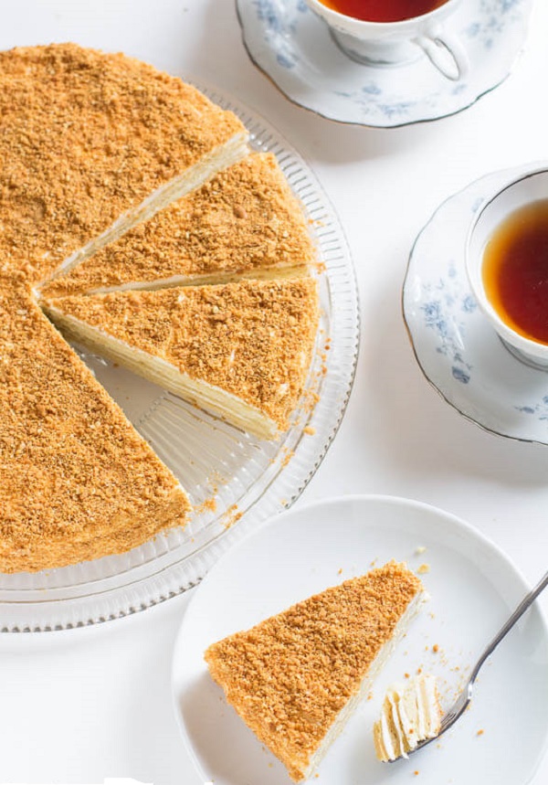 Cake "Napoleon", recepty s fotografiou doma: klasická (sovietská), s pudinkom, s kondenzovaným mliekom, z baflového pečiva
