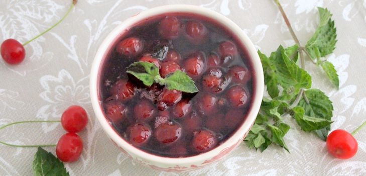 Cherry jam s mätou v multivarke