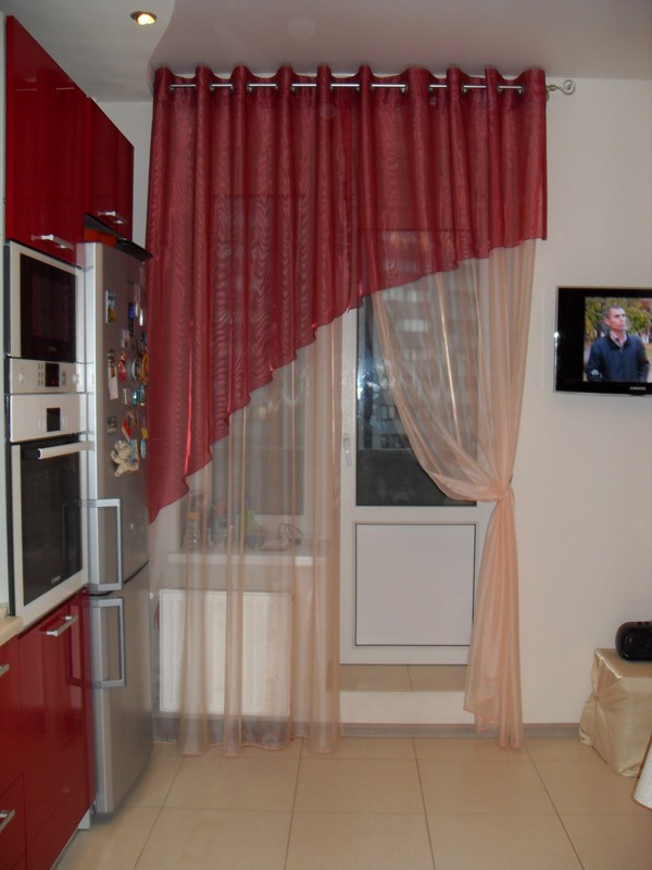 Moderné záclony v kuchyni s fotografiou