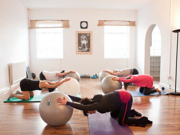 Efektívna gymnastika pre tehotné ženy na fitball