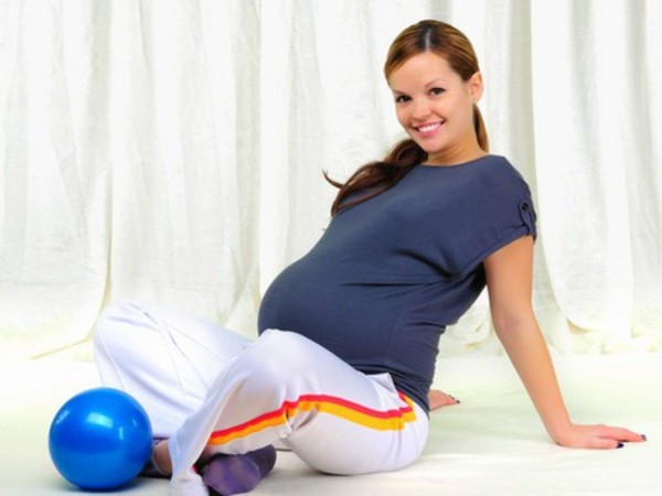Efektívna gymnastika pre tehotné ženy na fitball